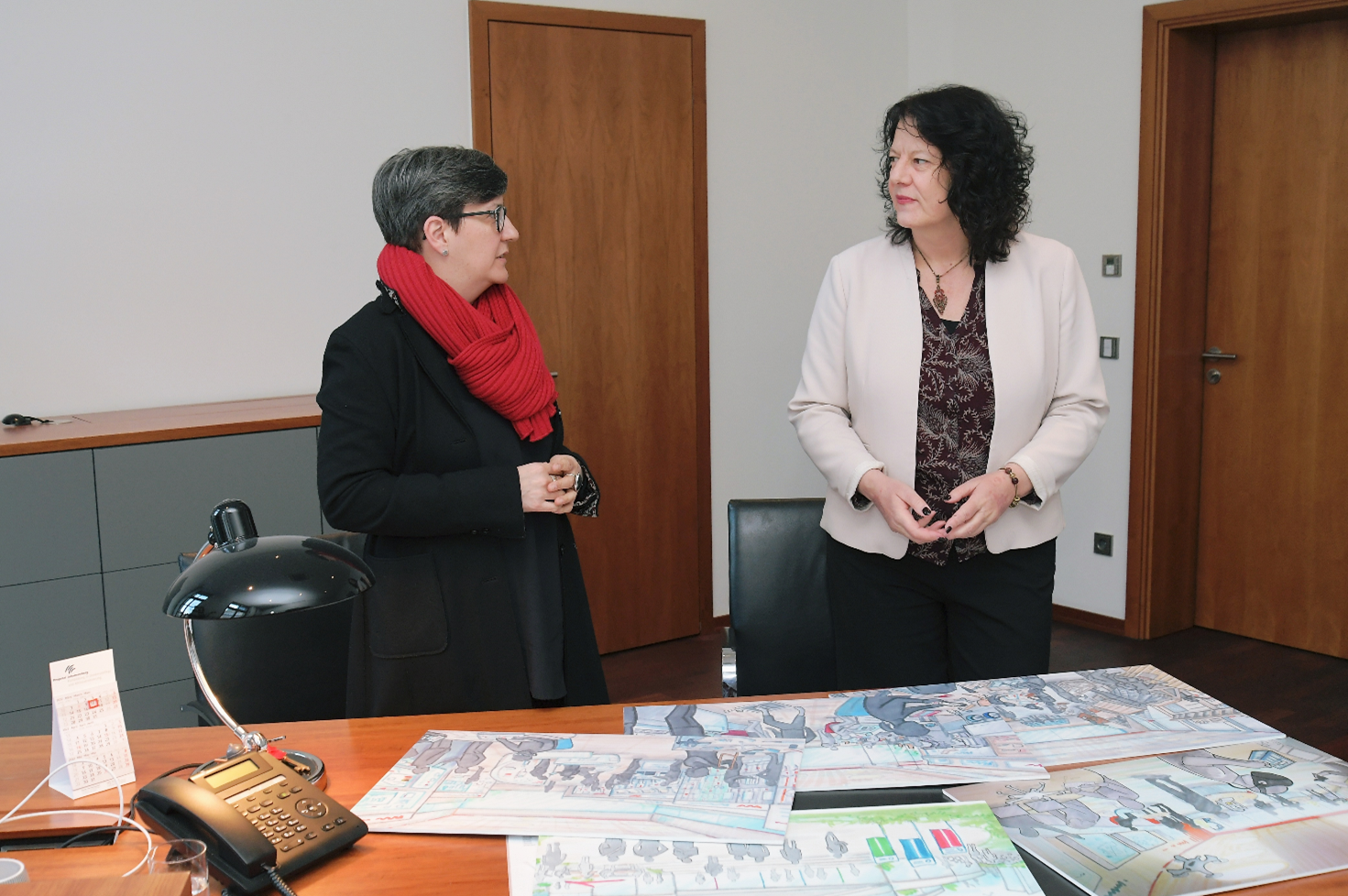 Susanne Haus und Sylvia Weber (rechts) diskutieren erste Ideen für das gemeinschaftliche Projekt "Campus für Berufliche Bildung" in Frankfurt Rödelheim. Foto: HWK Susanne Haus und Sylvia Weber (rechts) diskutieren erste Ideen für das gemeinschaftliche Projekt "Campus für Berufliche Bildung" in Frankfurt Rödelheim. Foto: HWK