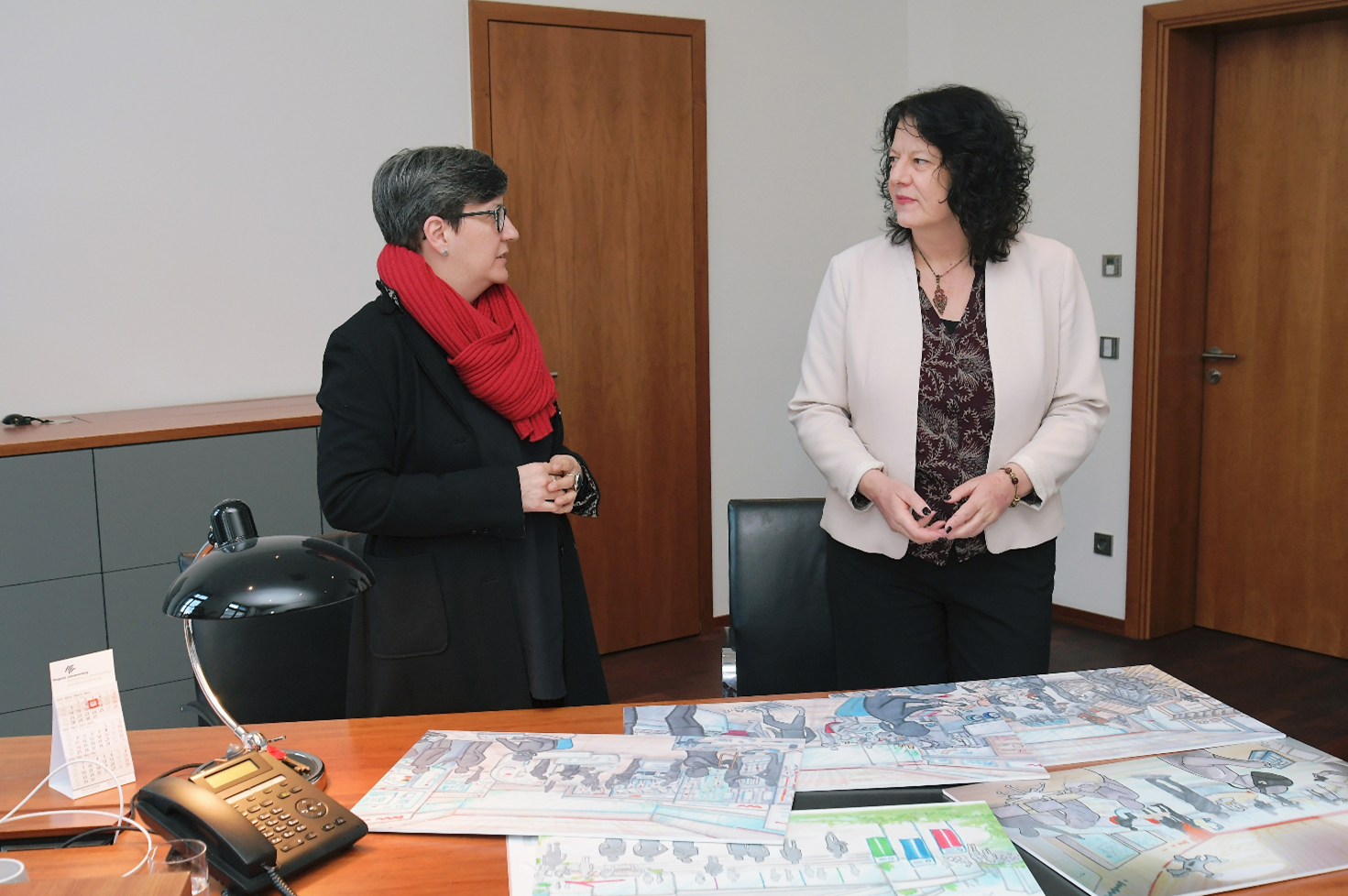 Susanne Haus und Sylvia Weber (rechts) diskutieren erste Ideen für das gemeinschaftliche Projekt "Campus für Berufliche Bildung" in Frankfurt Rödelheim. Foto: HWK