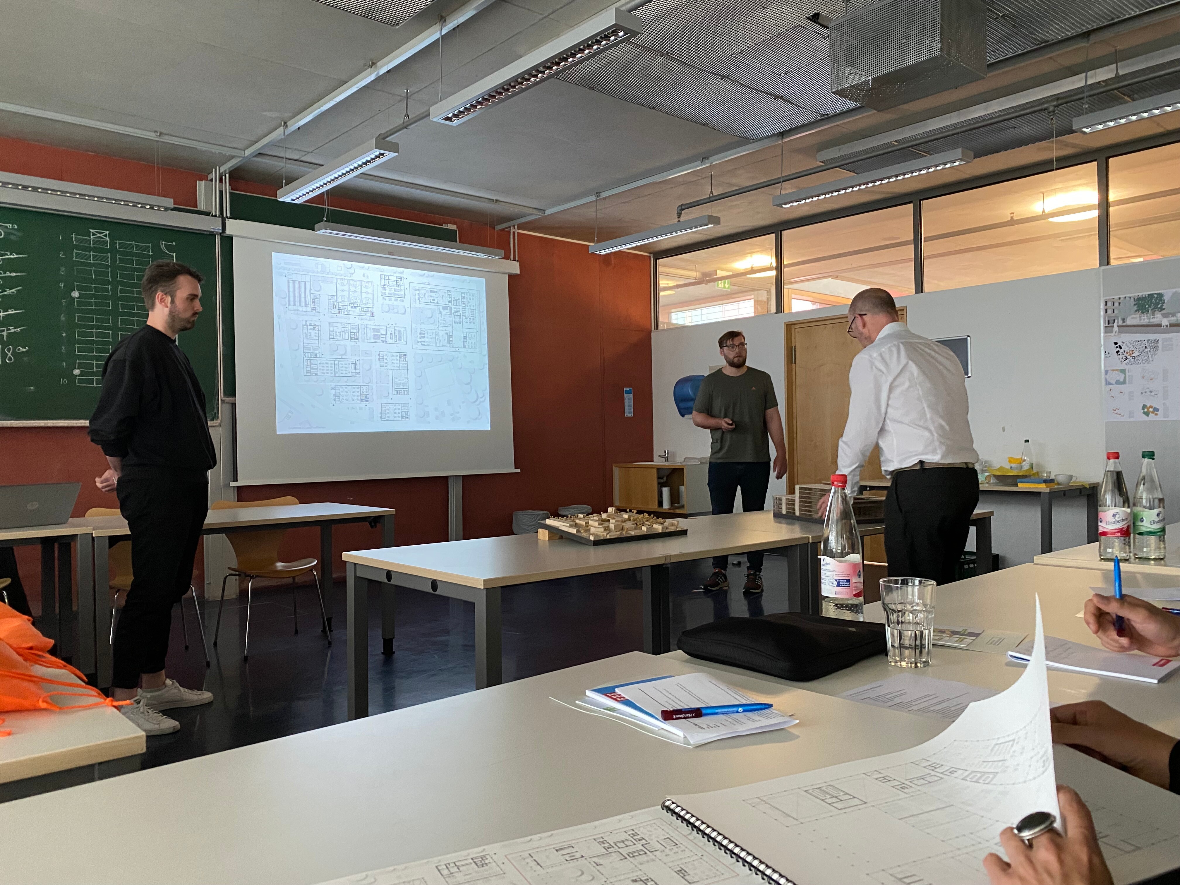 Beeindruckende Präsentationen und gestalterische Leistungen: Moderator Jean Heemskerk und die Wettbewerbssieger. Foto: HWK Beeindruckende Präsentationen und gestalterische Leistungen: Moderator Jean Heemskerk und die Wettbewerbssieger. Foto: HWK
